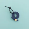 Gros plan sur le porte-clés lettre q en cuir PU bleu avec vis dorée élégante. - Lettre Q (B422-Q)