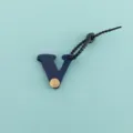 Détail de porte-clés lettre V en cuir PU, charm de sac minimaliste pour accessoire. - Lettre V (B422-V)