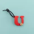 Vue détaillée du porte-clés en cuir PU lettre U rouge et pendentif de sac pour femme. - Lettre U (B422-U)