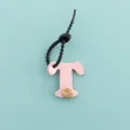 Vue détaillée du porte-clés lettre T en cuir PU rose et pendentif de sac charmant. - Lettre T (B422-T)