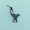 Vue détaillée du pendentif porte-clés lettre Y en cuir PU bleu avec bouton-pression doré. - Lettre Y (B422-Y)