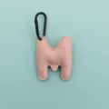 Portachiavi con lettera M in ecopelle PU rosa con moschettino nero pendente borsa - Lettera M
