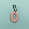 Portachiavi con lettera O in pelle rosa con gancio nero, ciondolo per borsa elegante. - Stile Lettera O