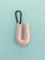 Portachiavi con lettera U in ecopelle rosa, elegante ciondolo per borsa con moschettone. - Stile Lettera U