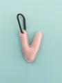 Elegante portachiavi lettera V in ecopelle PU rosa, perfetto ciondolo per borsa. - Stile Lettera V