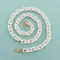 Dettaglio catena quadrata in acrilico bianco con moschettone dorato per accessorio borsa DIY. - Bianco