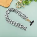 Matte silberne Acryl-Kettenriemen für Handyhüllen und Taschen mit goldenen Karabinern. - Langer Stil / Silber