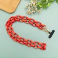 Orangener klobiger Ketten-Handyriemen mit goldener Hardware und Lasche für Handytaschen. - Langer Stil / Hellrot
