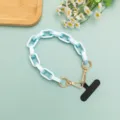 Hellblaue Acryl Handyketten-Schlaufe mit goldener Hardware und Handy-Halterung. - Kurzer Stil / Meersalzblau