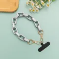 Matte silberne Kette mit goldenen Karabinern und Handykartenhalter fuer stilvolle Huelle. - Kurzer Stil / Silber
