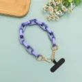 Matte lila Kette mit goldenen Karabinern als stylischer Anhänger für Handyhüllen und Taschen. - Kurzer Stil / Hellviolett