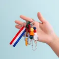 Λεπτομερής κοντινή λήψη της πολύχρωμης αλυσίδας ρητίνης και του αξεσουάρ μπρελόκ. - B382-3