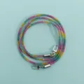 Detail van kleurrijke strass ketting met metalen sluitingen voor tassen en telefoonhoesjes. - Regenboog Gradiënt