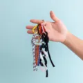 Λεπτομερης οψη μοντερνου DIY πλεγμενου αξεσουαρ λουριου με χρωματιστα καραμπινερ. - Στυλ B384-4