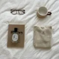 Detailansicht der handgemachten gestrickten Handytasche im ästhetischen Flat-Lay-Stil. - Handgewebter Stil (AL824114714403) / Creme