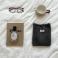 Detailansicht handgemachte Wollstrick Handytasche, minimalistische graue Mini Umhängetasche, Accessoire - Handgewebter Stil (AL824114714403) / Dunkelgrau