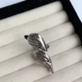 Verstelbare metalen ring met uniek vogeldesign, glanzende afwerking voor dagelijkse stijl. - Twee Bladeren (Zilver)