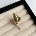Verstelbare open ring in vergulde schelpvorm, elegante messing metalen ring variant. - Wulk (Goud)
