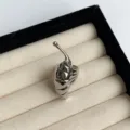 Zilveren abstracte sculpturale open ring, modern metallisch schelpvormig verstelbaar sieraad. - Wulk (Zilver)