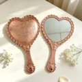 Espejo de maquillaje de mano vintage en forma de corazón con diseño floral barroco en oro rosa. - Estilo de corazón / 15x26cm / Rosa oro