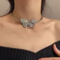 Zilveren metalen vlinder choker halsketting met elegante parelhanger voor dames - Ketting (1501) / Zilver