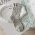 Graue Damen-Mittelsocken mit Rüschenbündchen und feiner Stickerei, bequeme und süße Freizeitsocken. - Einheitsgröße / Hellgrau