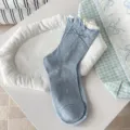 Stilvolle hellblaue Damen Socken mit Schleifen Design und Metallschmuck fuer den Alltag. - Einheitsgröße / Bubble-Bündchen