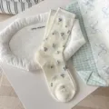 Suesse bluemige Damen Mittelsocken, weicher atmungsaktiver Strick fuer bequemen Alltag. - Einheitsgröße / Floral