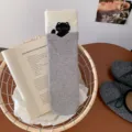 Koreanische süße schwarze Katze bestickte hohe Socken in Grau und Weiß Farbblock Design. - Einheitsgröße / Hellgrau