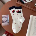 Schöne weiße Damensocken mit niedlichem schwarzen Katzen- und rotem Herzmuster im Set. - Einheitsgröße / Herz Katze