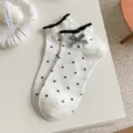 Süße japanische Damen Kurzsocken mit schwarzen Punkten, Rüschen und Karo Schleife im Frühling. - Einheitsgröße / Polka Dots