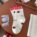 Süße weiße Socken mit rotem Karobündchen und verspielten Katzenmustern für Damen. - Einheitsgröße / Manschette Kariert