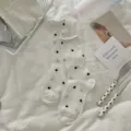Atmungsaktive Mesh Polka Dot Wadenstrümpfe für Damen, Sommer dünne süße Socken mit gerolltem Rand. - Weiß