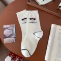 Süße weiße Wadenstrümpfe mit Cartoon-Stickerei und Buchstaben für Damen und Mädchen. - Einheitsgröße / Glücklicher Hund