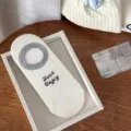 Japanische beige flache Sommer dünne Baumwolle Bootssocken mit grauem Ring und Stickerei. - Einheitsgröße / Alphabet