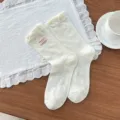 Süße weiße Netz-Mittelsocken im koreanischen Stil mit feiner Spitzenborte und Schleife. - Einheitsgröße / Rosa Stoffetikett