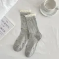 Graue Damen-Mittelsocken mit Blumenmuster und Spitze, süße Baumwollsocken für Frühling und Sommer. - Einheitsgröße / Hellgrau
