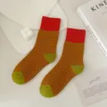 Kuschelige dicke Winter-Ringelsocken in Mid-Tube-Länge mit lebendigem Rot-Grün-Kontrastdesign. - Einheitsgröße / Roter Rand