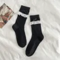 Süße schwarze Mittelsocken im JK-Stil mit zarter weißer Spitzenborte und süßen schwarzen Schleifen. - Einheitsgröße / Schwarz