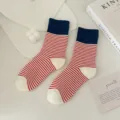 Koreanische dicke Baumwoll Socken mit rot-weißen Streifen und dunkelblauen Bündchen. - Einheitsgröße / Dunkelblau