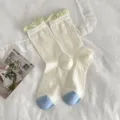 Süße Damensocken, cremeweiß mit hellgrüner Rüsche und blauer Fußspitze für den Alltag. - Einheitsgröße / Kleiner Würfel