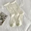 Süße koreanische Damen-Mittelsocken in Cremeweiß mit bunten Punkten und grüner Spitze. - Einheitsgröße / Polka Dots