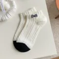 Weisse Strick-Ankelsocken mit schwarzer Karoschleife und kontrastierender Zehe, süss. - Einheitsgröße / Gedreht