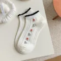 Weiße kurze Socken mit Rüschen und süßer Blumenstickerei im japanischen Stil für Damen. - Einheitsgröße / Vertikale Reihe Blumig