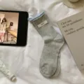 Graue gestreifte Mittelsocken mit kontrastfarbenen Bündchen und schickem Label Design - Einheitsgröße / Grau