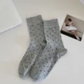 Graue Damen Mittelsocken mit schwarzen Punkten, Sommer dünne süße Ballettsocken für Alltag. - Einheitsgröße / Grau