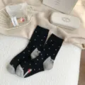 Gemütliche Damen Winter Socken mit Katzen Muster, weicher und warmer Stoff für kalte Tage. - Einheitsgröße / Schwarz