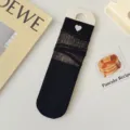Schwarze Damen Netz-Mittelsocken mit süßer weißer Herzbestickung, süßer japanischer Alltagsstil. - Schwarz