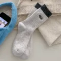 Gemütliche dicke Wollmischung Wintersocken in Hellgrau mit dunklen Bündchen und Stickerei. - Einheitsgröße / Meter