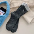 Dicke, warme Wollmischung Socken für Damen mit Kontrastbündchen und niedlicher Stickerei. - Einheitsgröße / Dunkelgrau